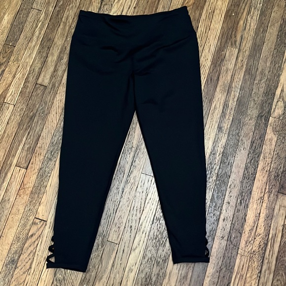 DSG Pants - NWOT DSG Black Leggings with Ankle Detail in SZ L.